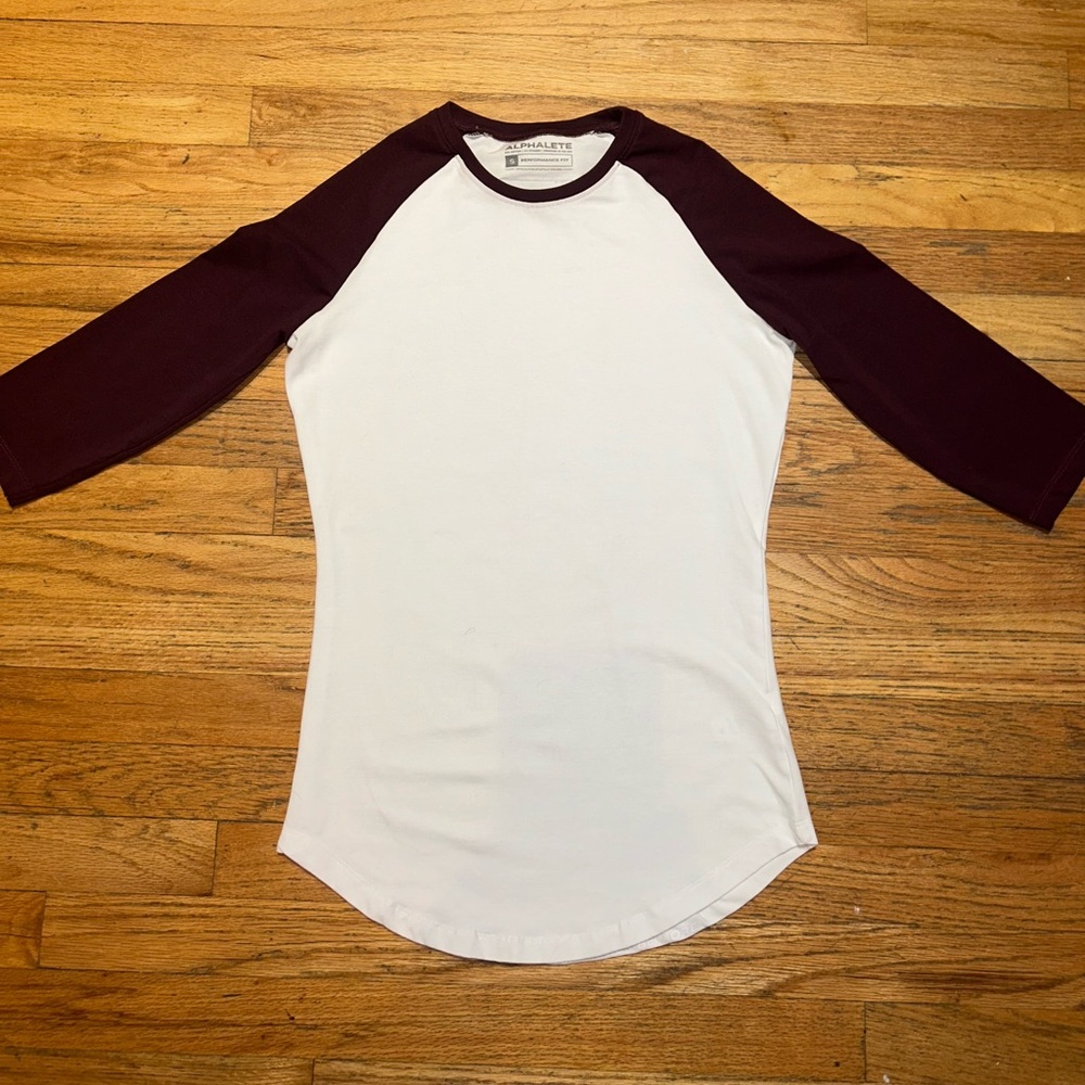 ALPHALETE Women's Fitted Performance 3/4 Sleeve Tee WHITE & BLACK CHERRY Small